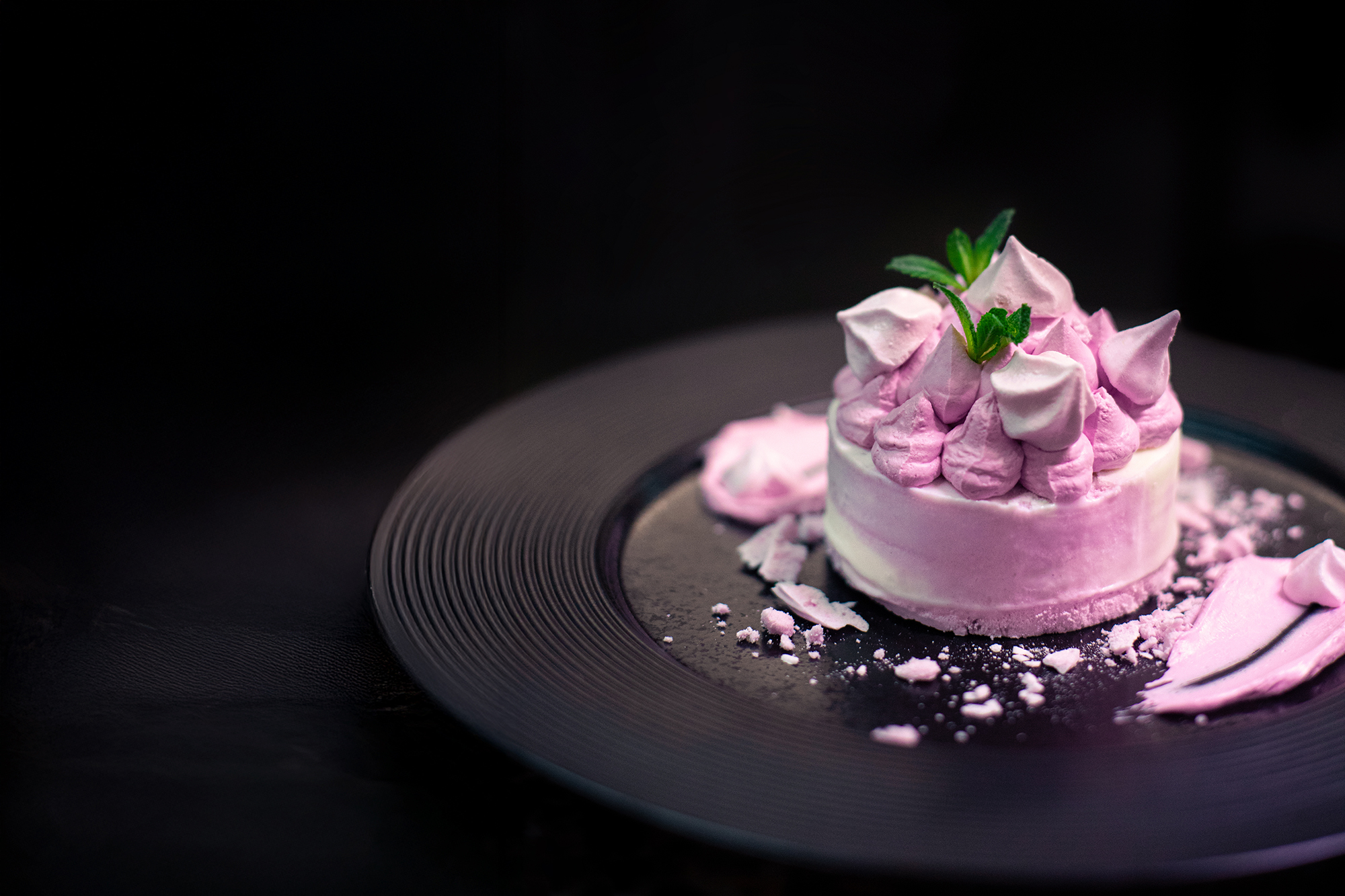 Le Vacherin Glacé des Oies Sauvages : Un dessert d’exception, où la tradition rencontre la créativité.