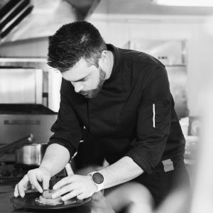 Aurélien Michaud, second du restaurant Les Oies Sauvages à Colomiers, dressant minutieusement une assiette